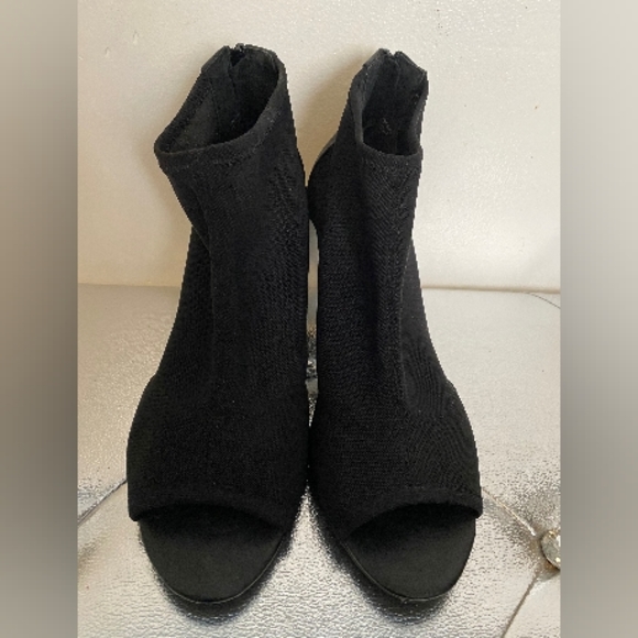 Tahari - Picture 2 of 7